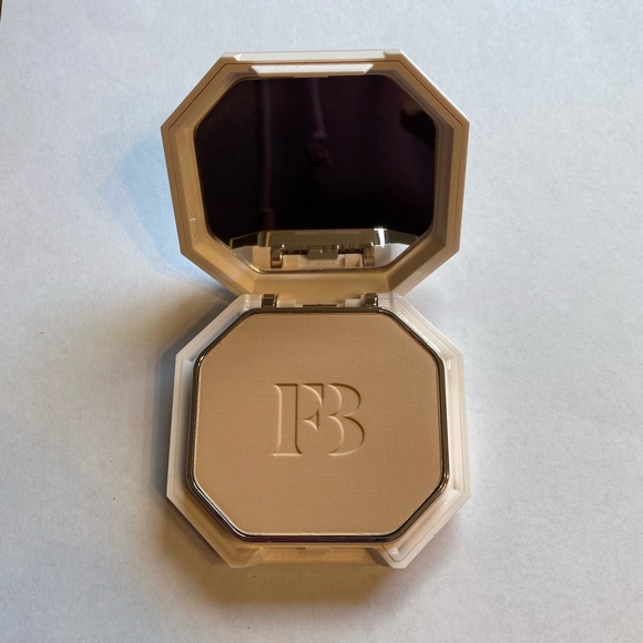 Fenty Beauty Pro Filt’r Soft Matte Powder - Picture 3 of 5